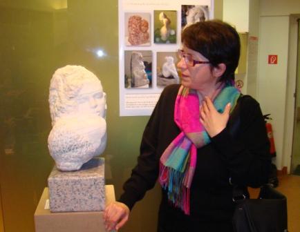 Besucherin mit Skulptur Kuss